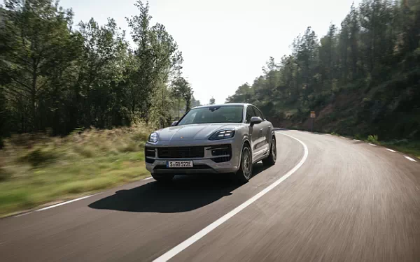 ���� ���������� Porsche Cayenne S E-Hybrid Coupe SportDesign Package - 2023