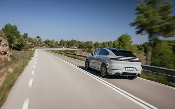 ���� ���������� Porsche Cayenne S E-Hybrid Coupe SportDesign Package - 2023