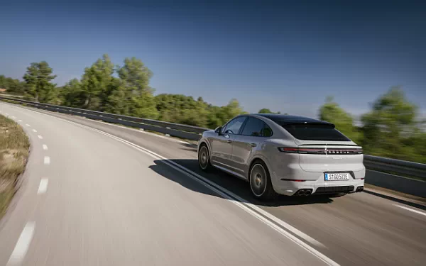 ���� ���������� Porsche Cayenne S E-Hybrid Coupe SportDesign Package - 2023