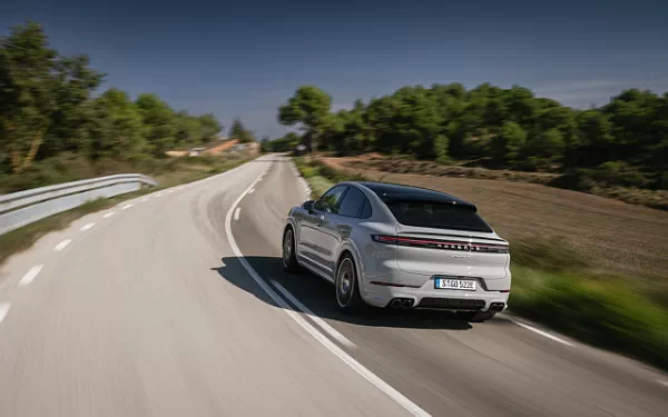 ���� ���������� Porsche Cayenne S E-Hybrid Coupe SportDesign Package - 2023
