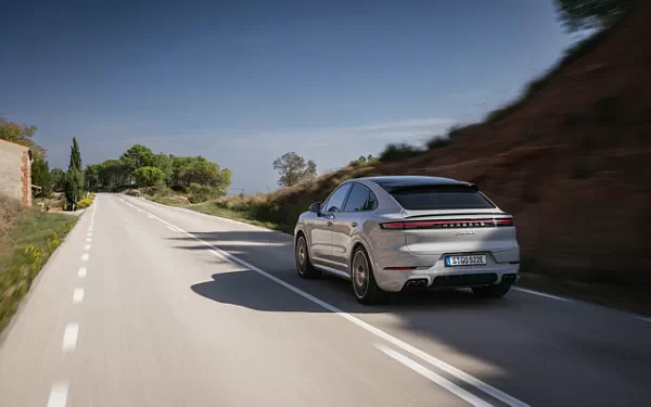 ���� ���������� Porsche Cayenne S E-Hybrid Coupe SportDesign Package - 2023