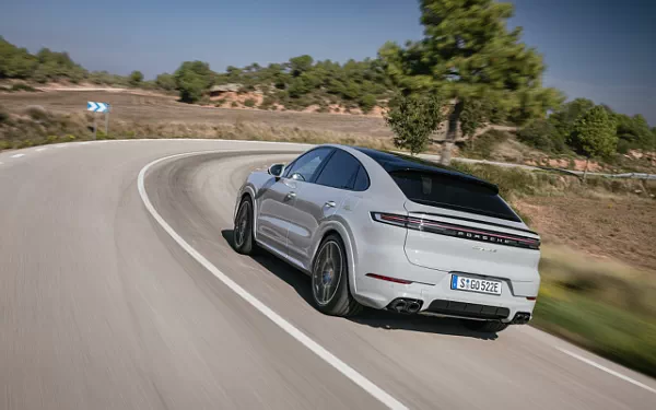 ���� ���������� Porsche Cayenne S E-Hybrid Coupe SportDesign Package - 2023
