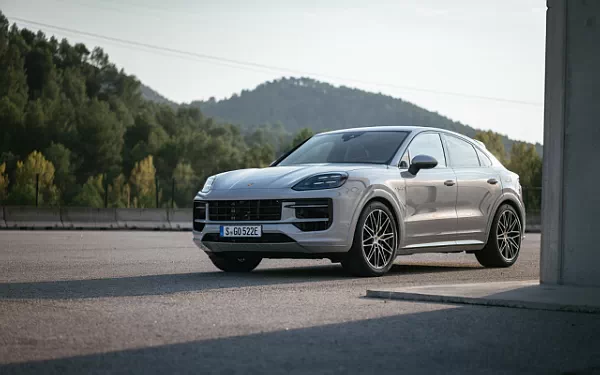 ���� ���������� Porsche Cayenne S E-Hybrid Coupe SportDesign Package - 2023