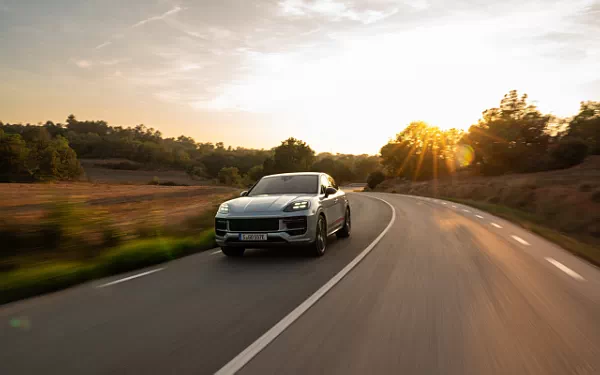 ���� ���������� Porsche Cayenne Turbo E-Hybrid Coupe - 2023