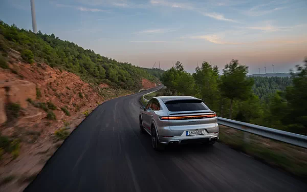 ���� ���������� Porsche Cayenne Turbo E-Hybrid Coupe - 2023