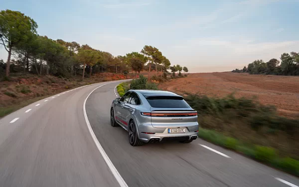 ���� ���������� Porsche Cayenne Turbo E-Hybrid Coupe - 2023