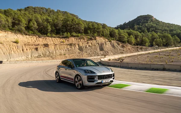 ���� ���������� Porsche Cayenne Turbo E-Hybrid Coupe - 2023