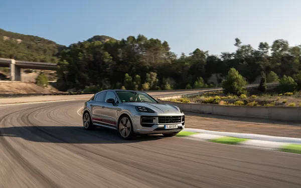 ���� ���������� Porsche Cayenne Turbo E-Hybrid Coupe - 2023