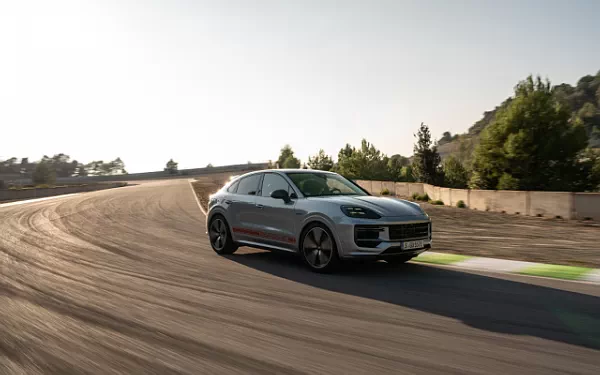 ���� ���������� Porsche Cayenne Turbo E-Hybrid Coupe - 2023