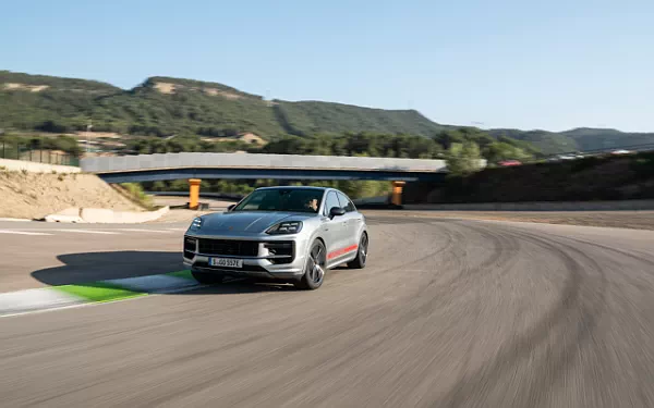 ���� ���������� Porsche Cayenne Turbo E-Hybrid Coupe - 2023