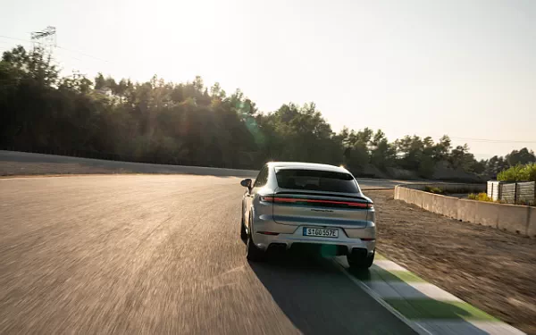 ���� ���������� Porsche Cayenne Turbo E-Hybrid Coupe - 2023