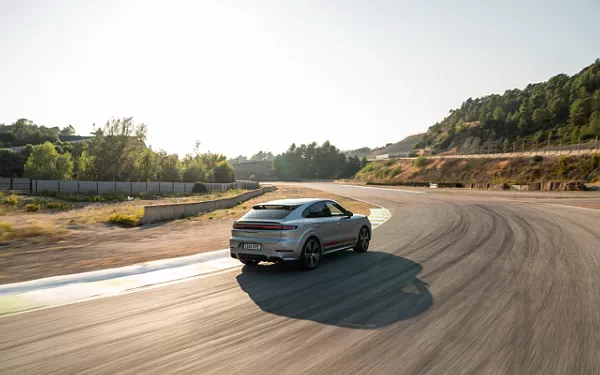 ���� ���������� Porsche Cayenne Turbo E-Hybrid Coupe - 2023