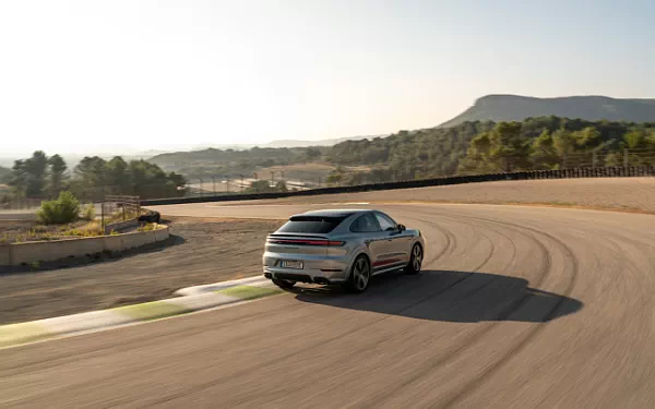 ���� ���������� Porsche Cayenne Turbo E-Hybrid Coupe - 2023