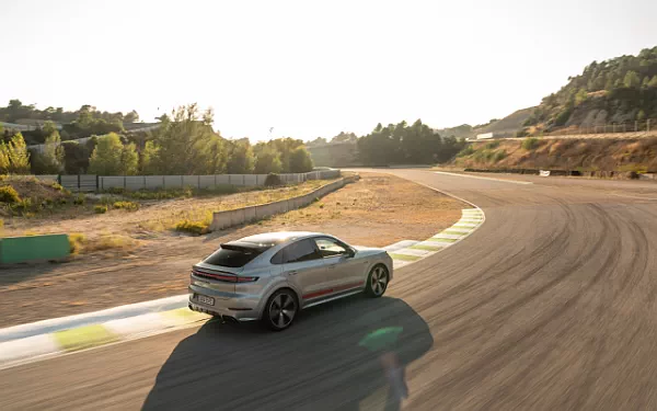 ���� ���������� Porsche Cayenne Turbo E-Hybrid Coupe - 2023