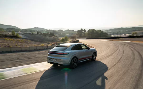 ���� ���������� Porsche Cayenne Turbo E-Hybrid Coupe - 2023