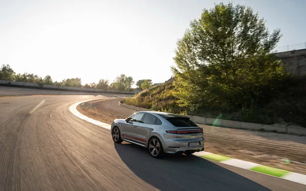 ���� ���������� Porsche Cayenne Turbo E-Hybrid Coupe - 2023