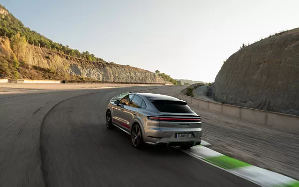 ���� ���������� Porsche Cayenne Turbo E-Hybrid Coupe - 2023