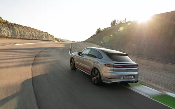 ���� ���������� Porsche Cayenne Turbo E-Hybrid Coupe - 2023