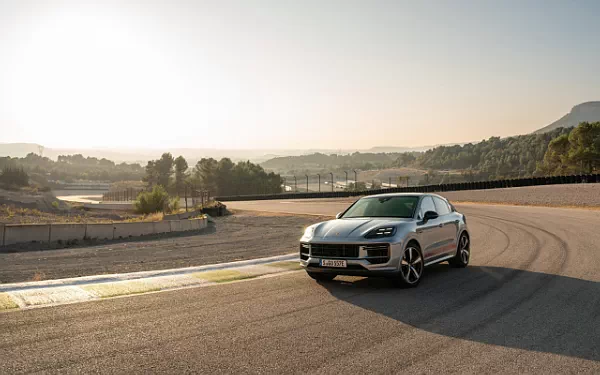 ���� ���������� Porsche Cayenne Turbo E-Hybrid Coupe - 2023