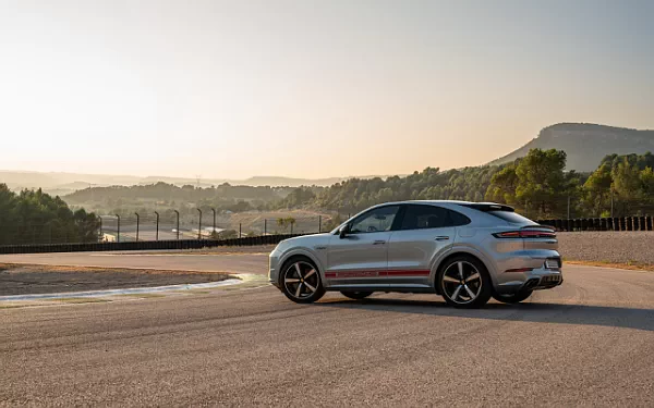 ���� ���������� Porsche Cayenne Turbo E-Hybrid Coupe - 2023