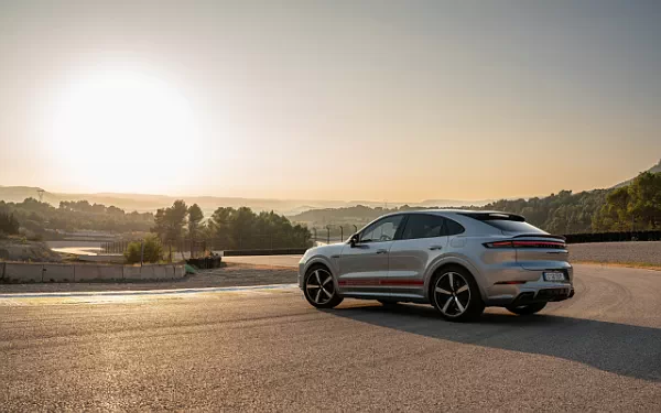 ���� ���������� Porsche Cayenne Turbo E-Hybrid Coupe - 2023