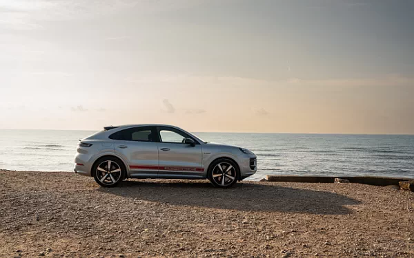 ���� ���������� Porsche Cayenne Turbo E-Hybrid Coupe - 2023