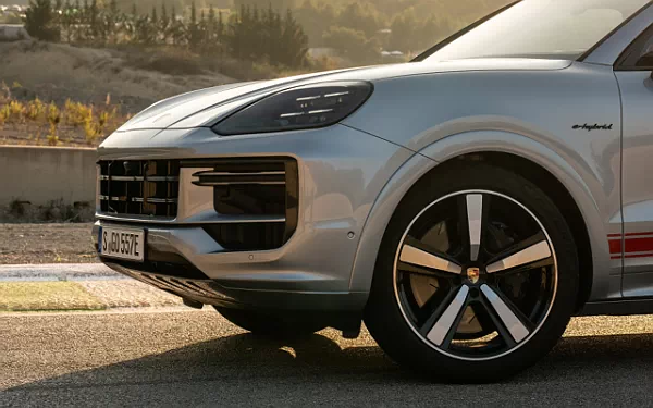 ���� ���������� Porsche Cayenne Turbo E-Hybrid Coupe - 2023