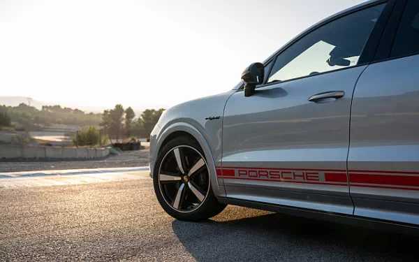 ���� ���������� Porsche Cayenne Turbo E-Hybrid Coupe - 2023