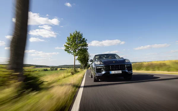 ���� ���������� Porsche Cayenne GTS Coupe (Algarve Blue Metallic) - 2024