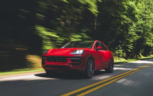 ���� ���������� Porsche Cayenne GTS Coupe (Carmine Red) - 2024