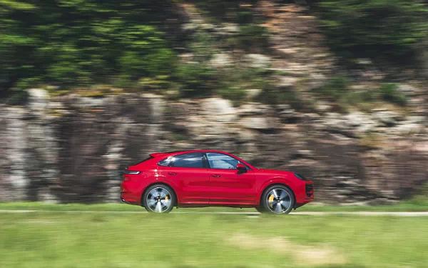 ���� ���������� Porsche Cayenne GTS Coupe (Carmine Red) - 2024