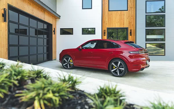 ���� ���������� Porsche Cayenne GTS Coupe (Carmine Red) - 2024